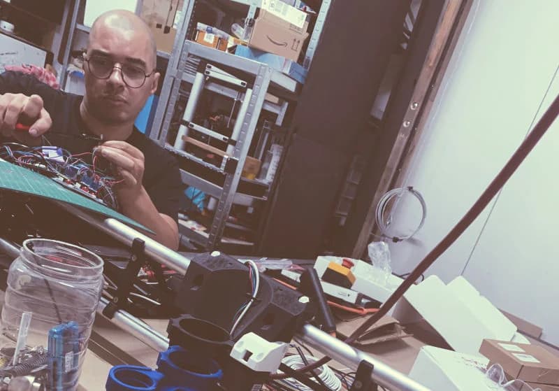 CNC-Maschine beim präzisen Schneiden eines individuellen Designs